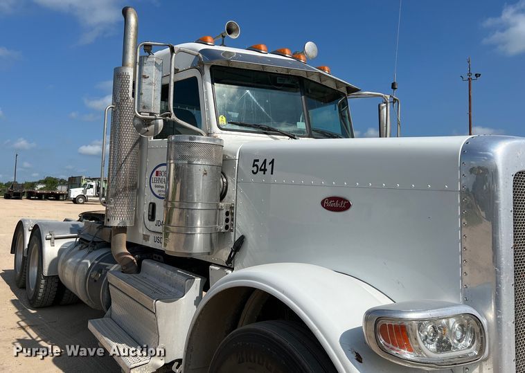image for item LU9920 2018 Peterbilt 389 semi truck