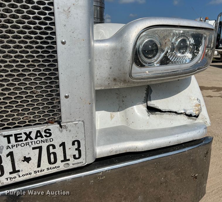 image for item LU9920 2018 Peterbilt 389 semi truck