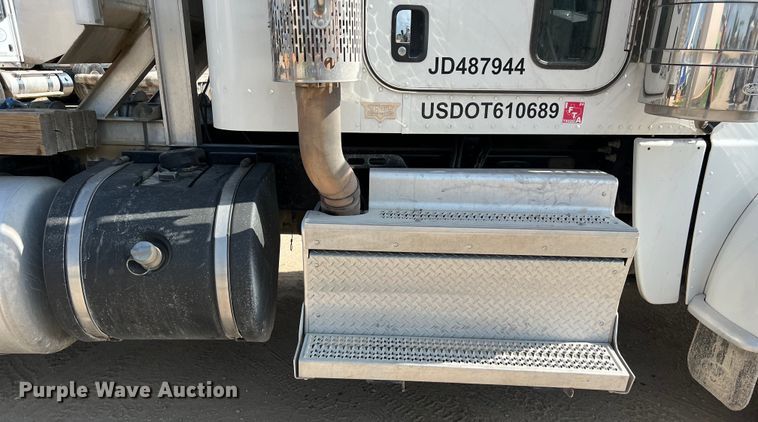 image for item LU9920 2018 Peterbilt 389 semi truck