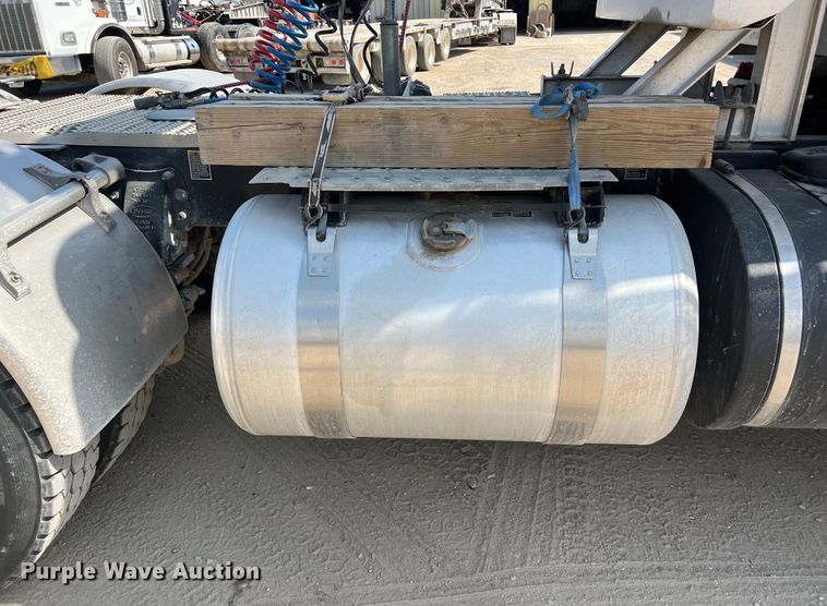 image for item LU9920 2018 Peterbilt 389 semi truck