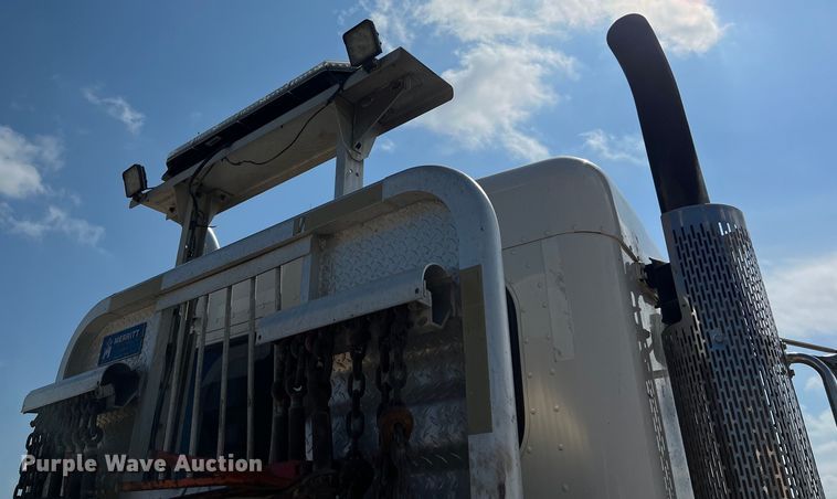 image for item LU9920 2018 Peterbilt 389 semi truck