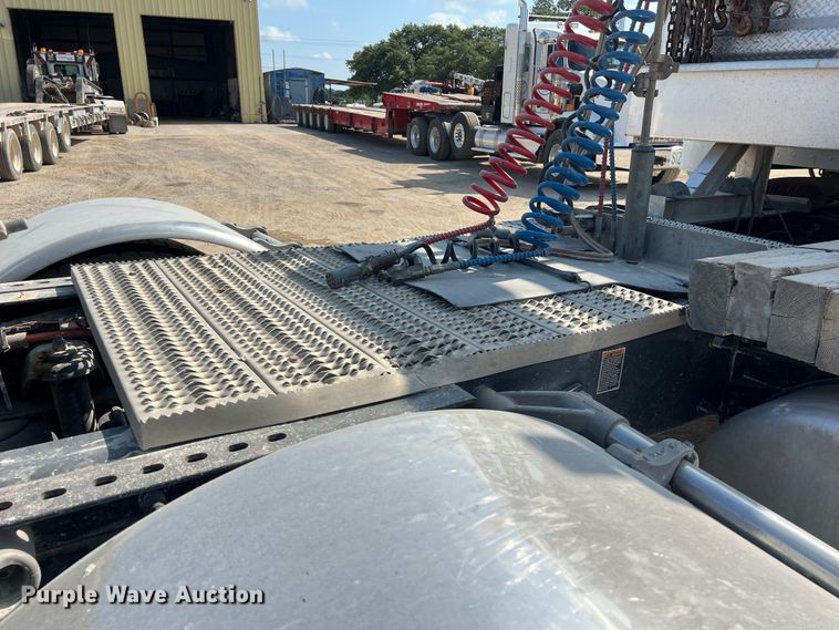 image for item LU9920 2018 Peterbilt 389 semi truck