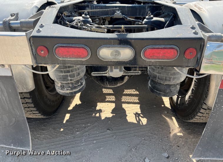 image for item LU9920 2018 Peterbilt 389 semi truck