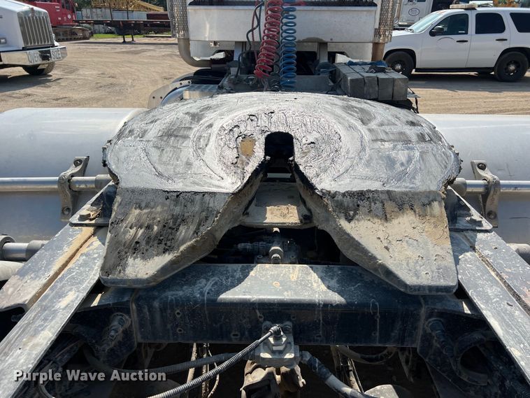 image for item LU9920 2018 Peterbilt 389 semi truck