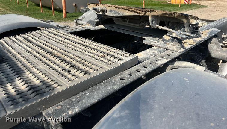 image for item LU9920 2018 Peterbilt 389 semi truck