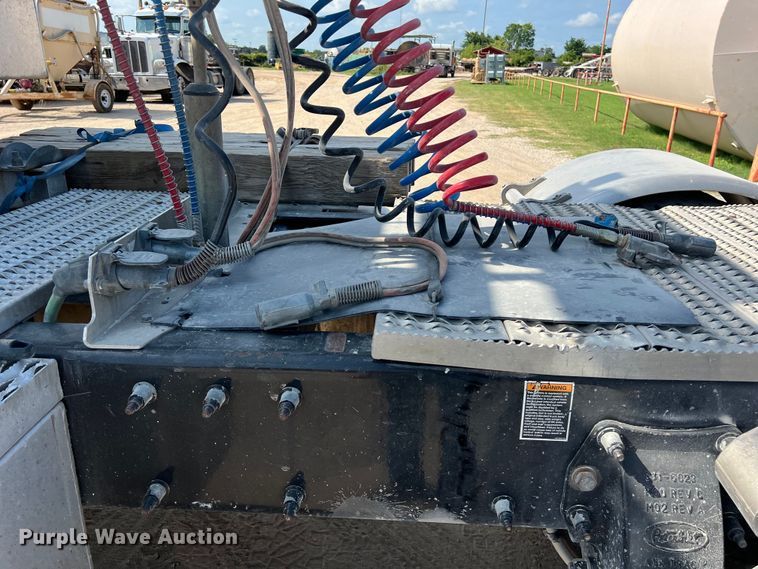 image for item LU9920 2018 Peterbilt 389 semi truck