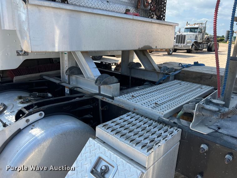 image for item LU9920 2018 Peterbilt 389 semi truck