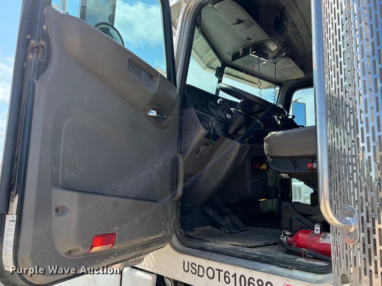 image for item LU9920 2018 Peterbilt 389 semi truck