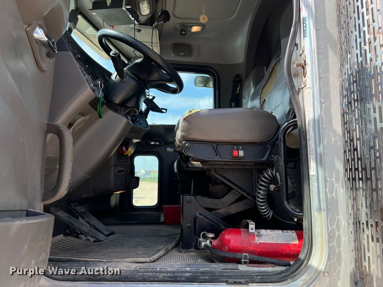 image for item LU9920 2018 Peterbilt 389 semi truck