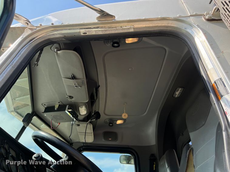 image for item LU9920 2018 Peterbilt 389 semi truck