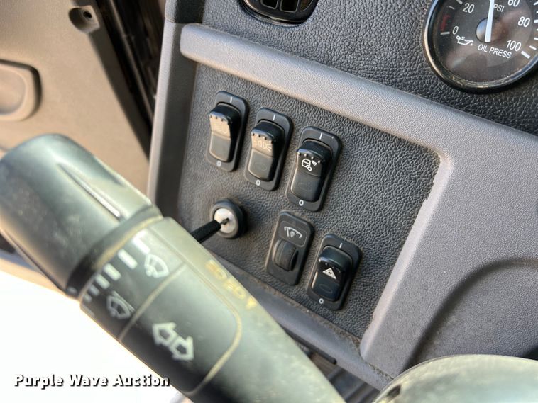 image for item LU9920 2018 Peterbilt 389 semi truck