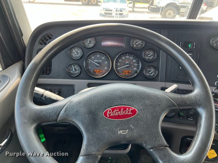 image for item LU9920 2018 Peterbilt 389 semi truck