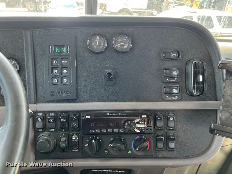 image for item LU9920 2018 Peterbilt 389 semi truck