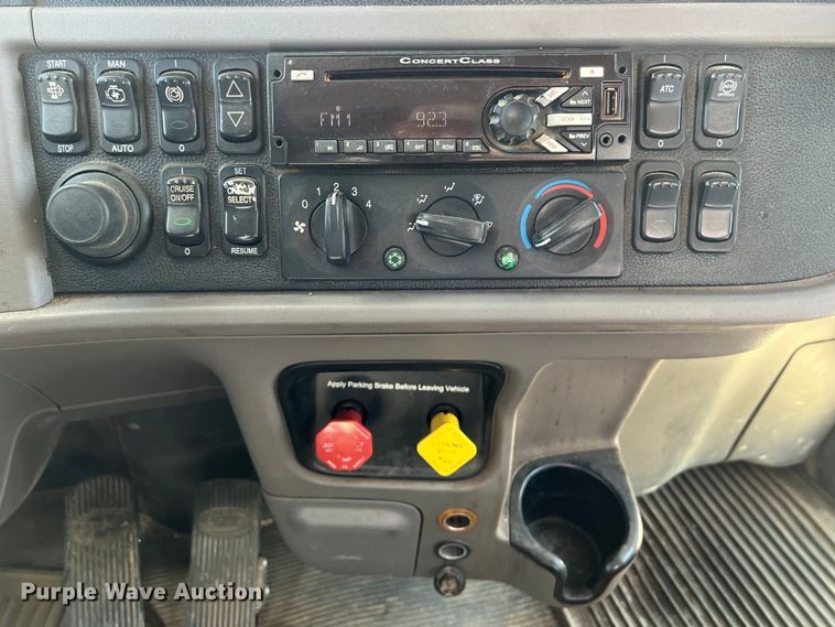 image for item LU9920 2018 Peterbilt 389 semi truck