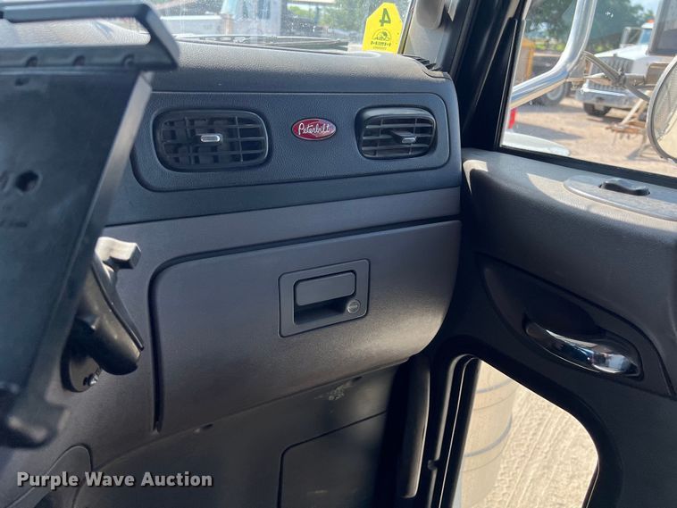 image for item LU9920 2018 Peterbilt 389 semi truck