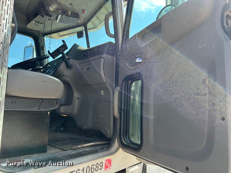 image for item LU9920 2018 Peterbilt 389 semi truck