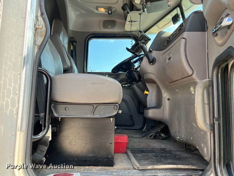 image for item LU9920 2018 Peterbilt 389 semi truck