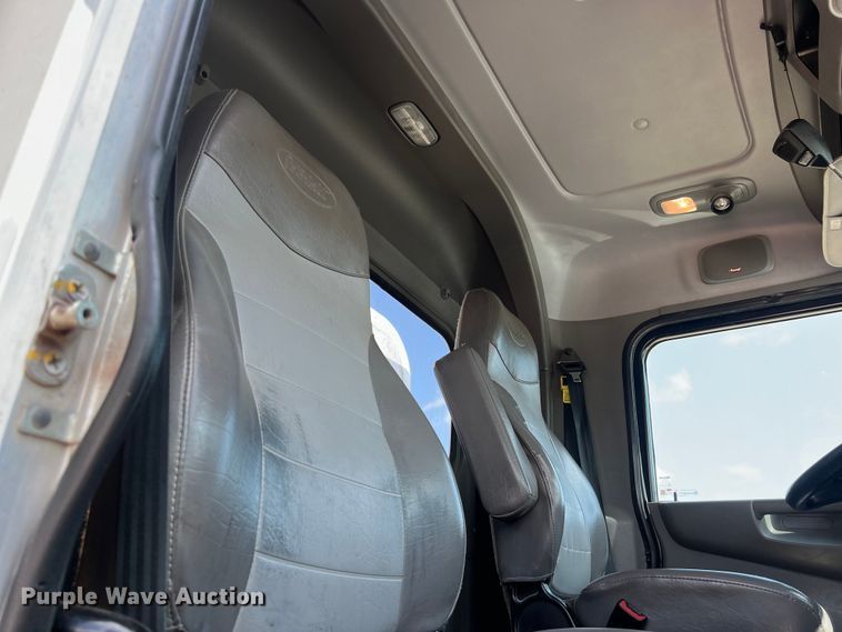 image for item LU9920 2018 Peterbilt 389 semi truck