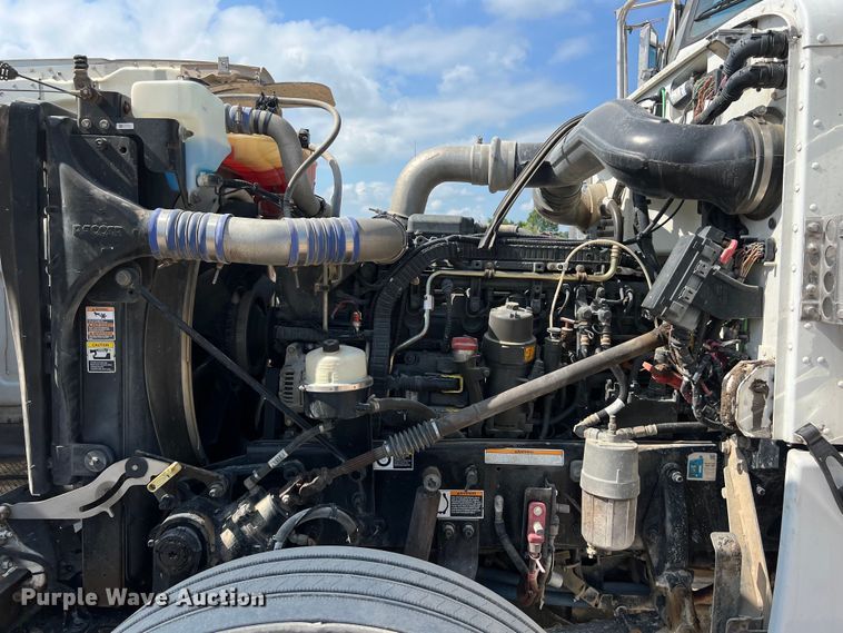 image for item LU9920 2018 Peterbilt 389 semi truck