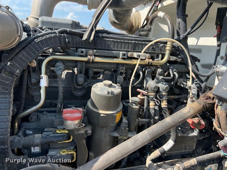 image for item LU9920 2018 Peterbilt 389 semi truck