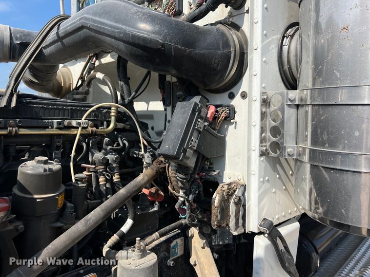 image for item LU9920 2018 Peterbilt 389 semi truck