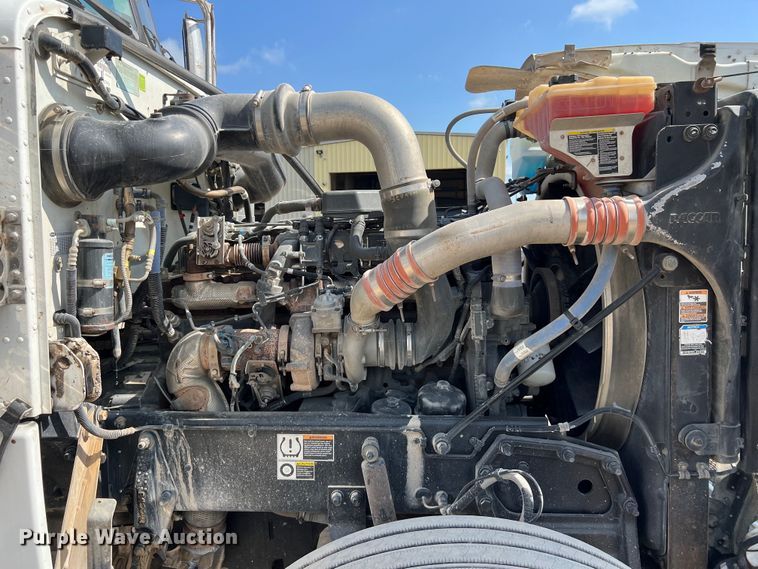 image for item LU9920 2018 Peterbilt 389 semi truck