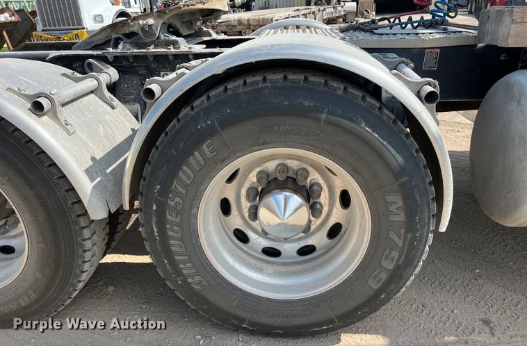 image for item LU9920 2018 Peterbilt 389 semi truck