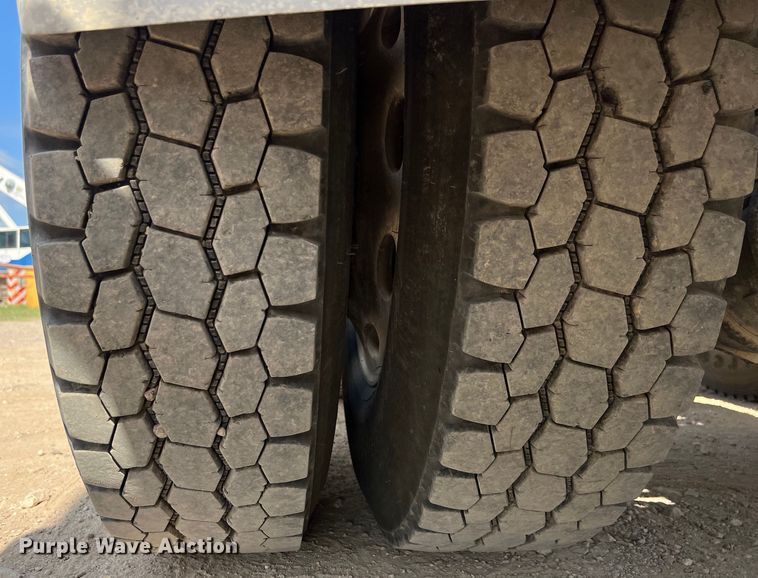 image for item LU9920 2018 Peterbilt 389 semi truck