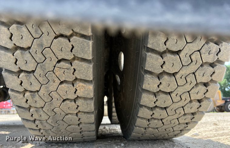 image for item LU9920 2018 Peterbilt 389 semi truck