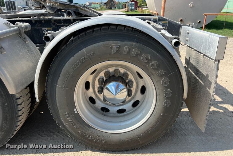 image for item LU9920 2018 Peterbilt 389 semi truck