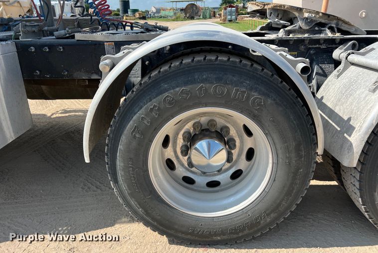 image for item LU9920 2018 Peterbilt 389 semi truck