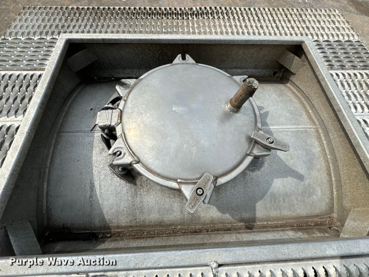 image for item ND9351 2006 Polar tank trailer