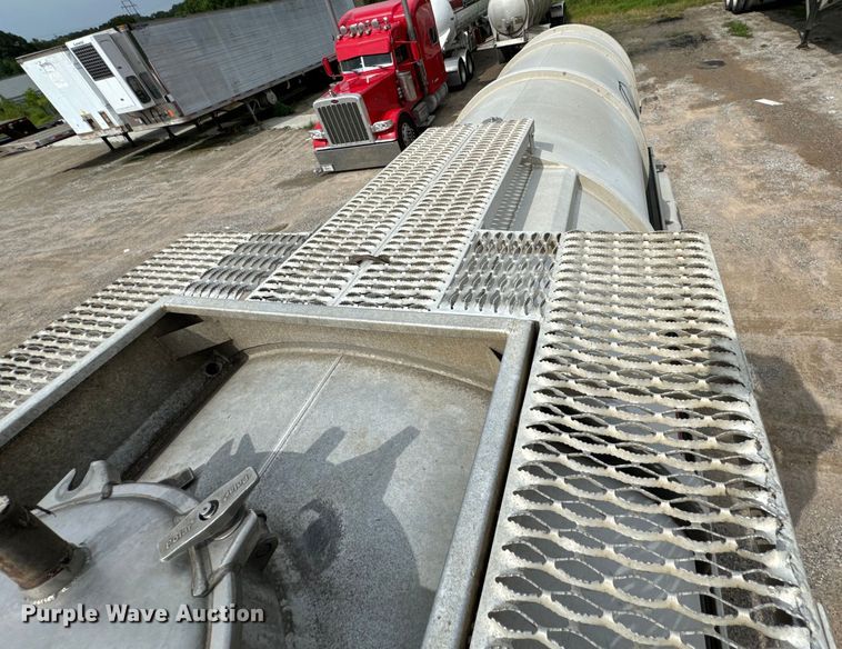 image for item ND9351 2006 Polar tank trailer