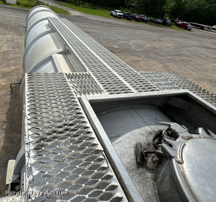 image for item ND9351 2006 Polar tank trailer