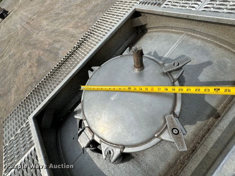 image for item ND9351 2006 Polar tank trailer