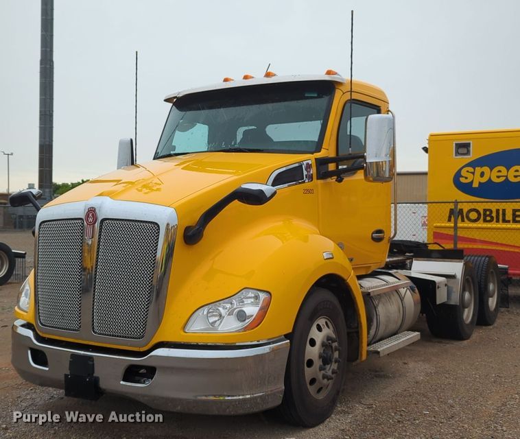 image for item NG9824 2022 Kenworth  T680 semi truck