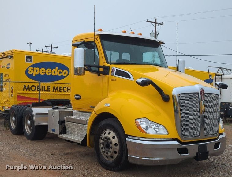 image for item NG9824 2022 Kenworth  T680 semi truck