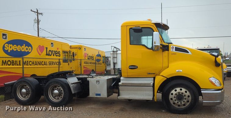 image for item NG9824 2022 Kenworth  T680 semi truck