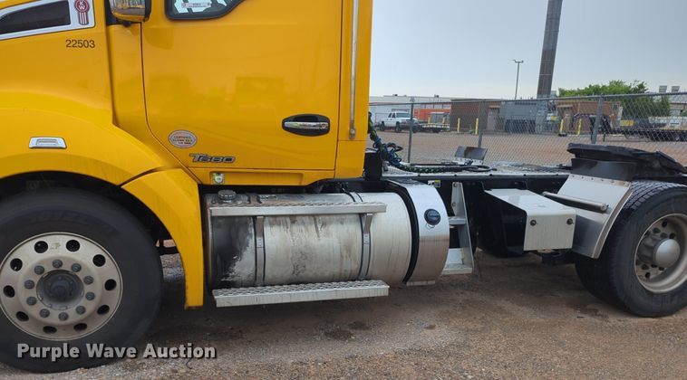 image for item NG9824 2022 Kenworth  T680 semi truck