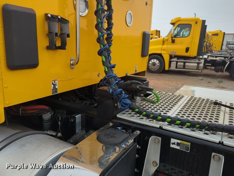 image for item NG9824 2022 Kenworth  T680 semi truck