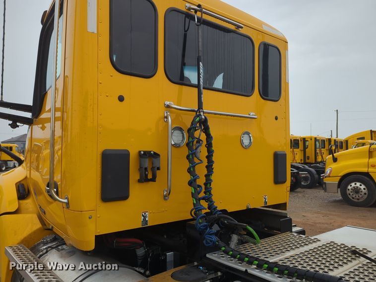 image for item NG9824 2022 Kenworth  T680 semi truck