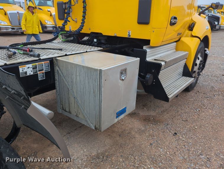 image for item NG9824 2022 Kenworth  T680 semi truck