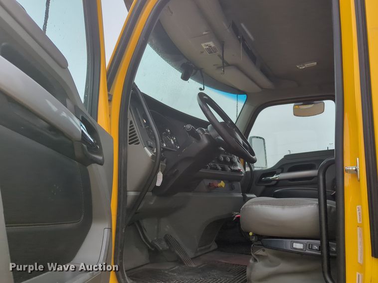 image for item NG9824 2022 Kenworth  T680 semi truck