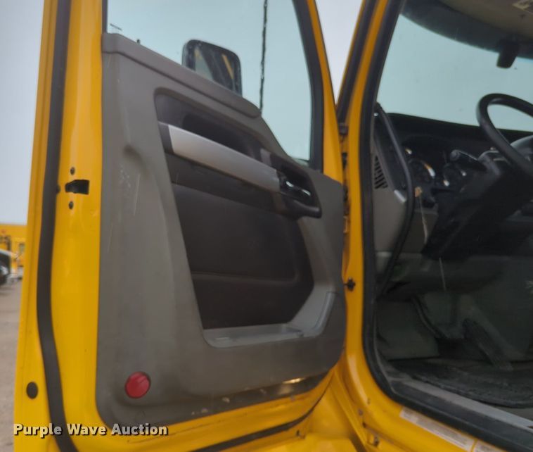 image for item NG9824 2022 Kenworth  T680 semi truck