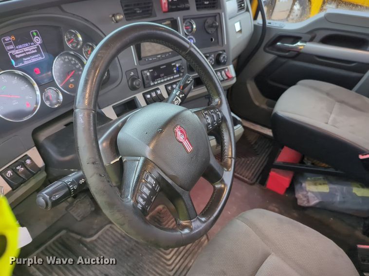 image for item NG9824 2022 Kenworth  T680 semi truck