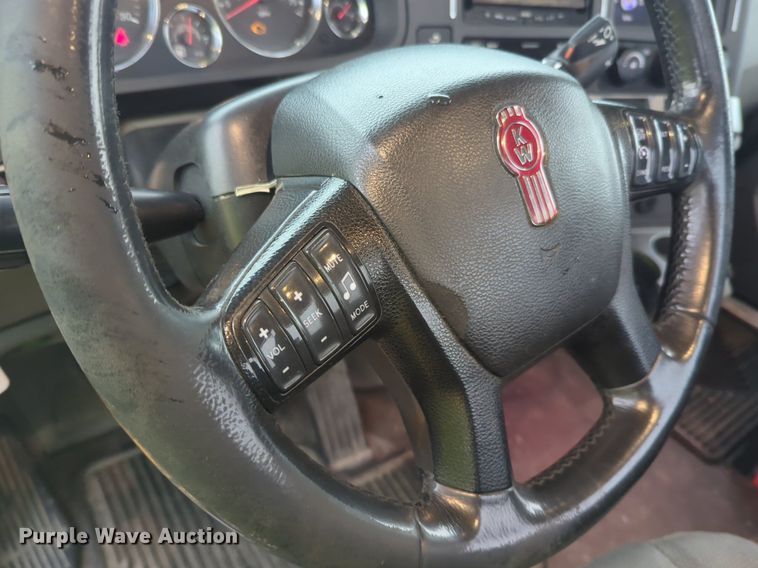 image for item NG9824 2022 Kenworth  T680 semi truck