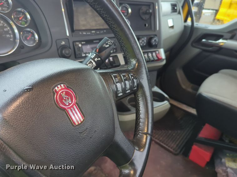 image for item NG9824 2022 Kenworth  T680 semi truck