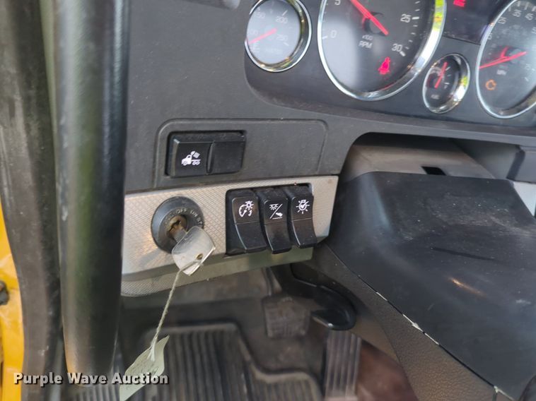 image for item NG9824 2022 Kenworth  T680 semi truck