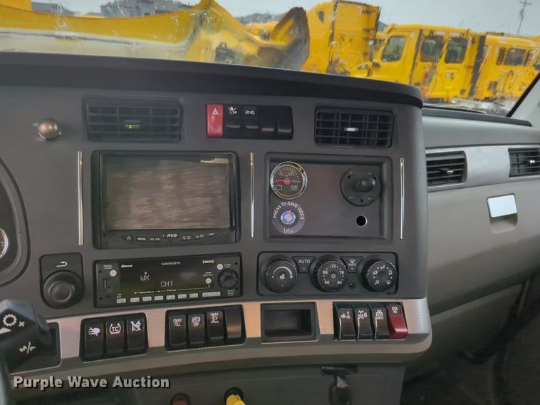 image for item NG9824 2022 Kenworth  T680 semi truck