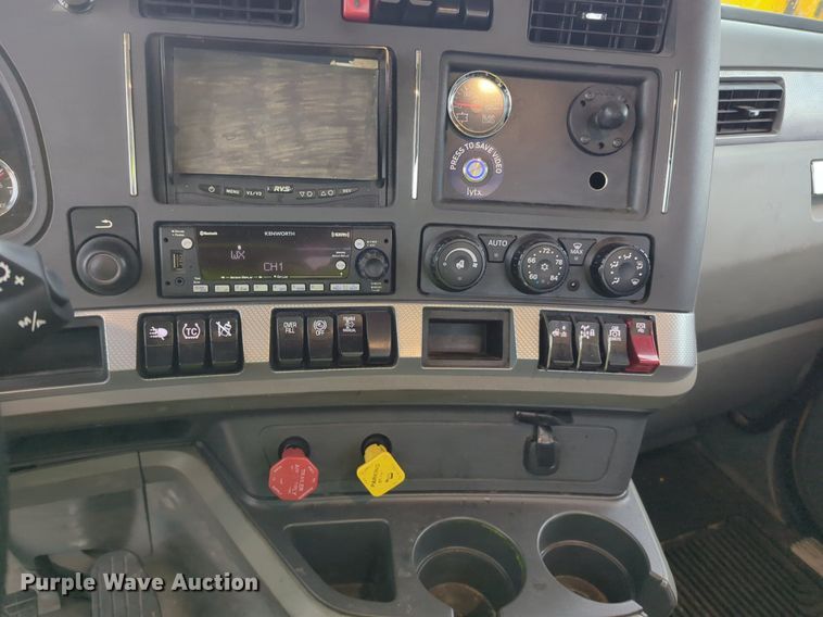 image for item NG9824 2022 Kenworth  T680 semi truck